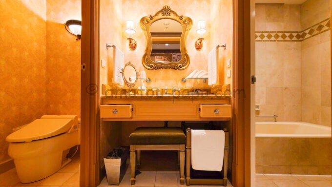 東京ディズニーシー・ホテルミラコスタ トスカーナ・サイド「カピターノ・ミッキー・スーペリアルーム（ディズニーシー・アクアスフィアビュー）」のトイレ、洗面所、風呂