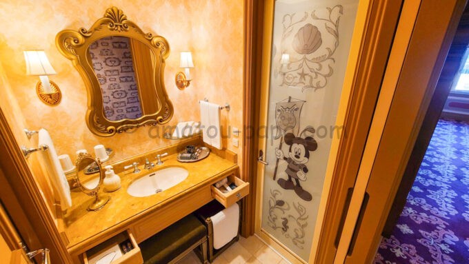 東京ディズニーシー・ホテルミラコスタ トスカーナ・サイド「カピターノ・ミッキー・スーペリアルーム（ディズニーシー・アクアスフィアビュー）」の洗面所の雰囲気