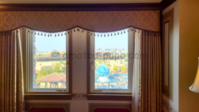 東京ディズニーシー・ホテルミラコスタ トスカーナ・サイド「カピターノ・ミッキー・スーペリアルーム（ディズニーシー・アクアスフィアビュー）」の窓から見える景色