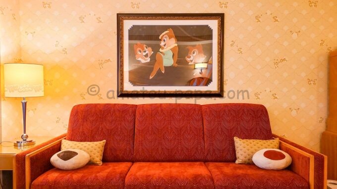 ディズニーアンバサダーホテル「チップとデールルーム」に飾られているクラリスとチップとデールの絵