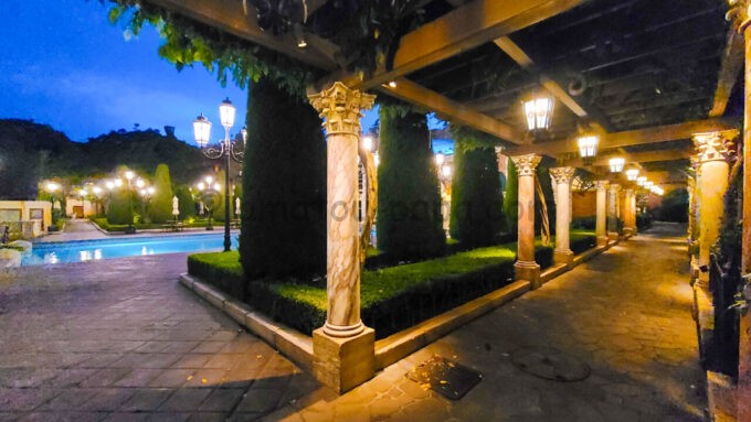 東京ディズニーシー・ホテルミラコスタ「パラッツォパティオルーム」の中庭から眺める夜の屋外プールと藤棚の通路