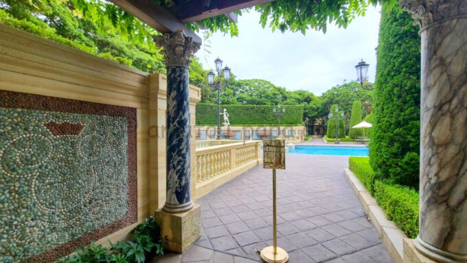 東京ディズニーシー・ホテルミラコスタ「パラッツォパティオルーム」の中庭から眺める屋外プール（テルメ・ヴェネツィア）とグーフィー像
