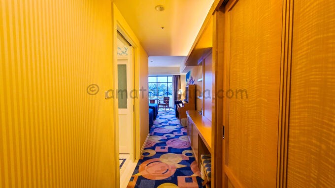 ディズニーアンバサダーホテル「マーベルスペシャルルームマーベルスペシャルルーム“アベンジャーズ：ヒーローズ・ユナイテッド”」の入室直後の雰囲気