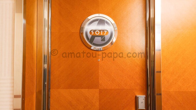 ディズニーアンバサダーホテル「マーベルスペシャルルームマーベルスペシャルルーム“アベンジャーズ：ヒーローズ・ユナイテッド”」のドアの装飾
