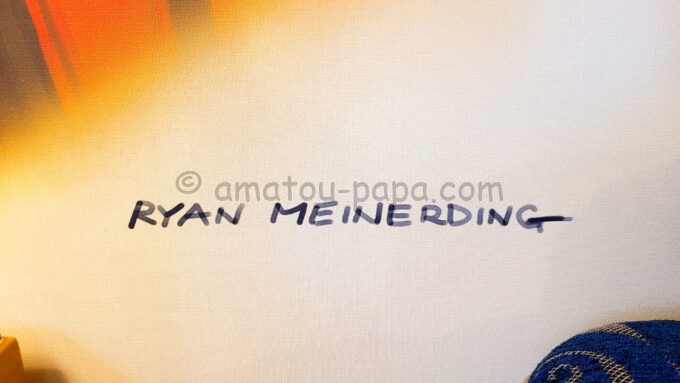 ディズニーアンバサダーホテル「マーベルスペシャルルームマーベルスペシャルルーム“アベンジャーズ：ヒーローズ・ユナイテッド”」のミューラルアート（壁画）に書かれているライアン・マイナーディング氏のサイン