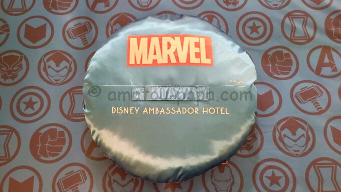ディズニーアンバサダーホテル「マーベルスペシャルルームマーベルスペシャルルーム“アベンジャーズ：ヒーローズ・ユナイテッド”」にあるキャプテン・アメリカが持つ盾をモチーフにしたオリジナルデザインのクッション（裏面）