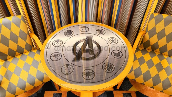ディズニーアンバサダーホテル「マーベルスペシャルルームマーベルスペシャルルーム“アベンジャーズ：ヒーローズ・ユナイテッド”」のアベンジャーズをイメージしたテーブル