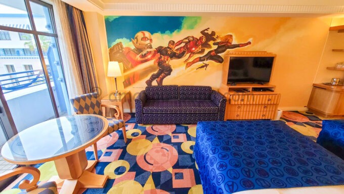 ディズニーアンバサダーホテル「マーベルスペシャルルームマーベルスペシャルルーム“アベンジャーズ：ヒーローズ・ユナイテッド”」のミューラルアート（壁画）全体の雰囲気