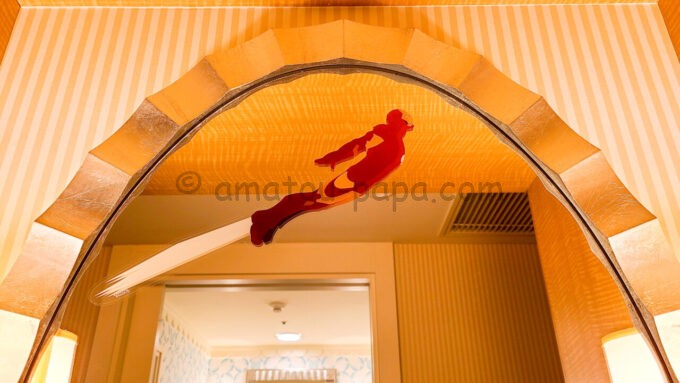 ディズニーアンバサダーホテル「マーベルスペシャルルーム“アイアンマン”」の化粧台の鏡に貼られているアイアンマンのシール