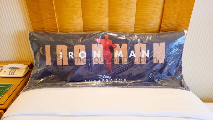 ディズニーアンバサダーホテル「マーベルスペシャルルーム“アイアンマン”」の宿泊者特典のまくらカバー