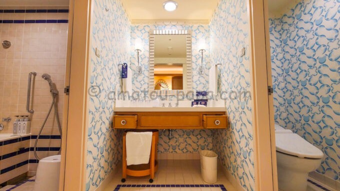 ディズニーアンバサダーホテル「マーベルスペシャルルーム“アイアンマン”」のお風呂、洗面台、トイレ