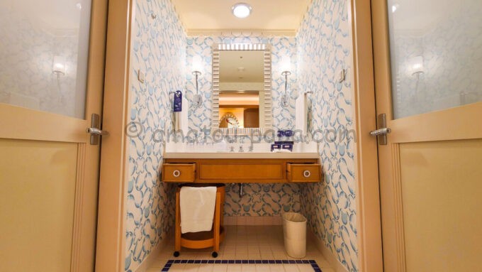 ディズニーアンバサダーホテル「マーベルスペシャルルーム“アイアンマン”」の洗面所