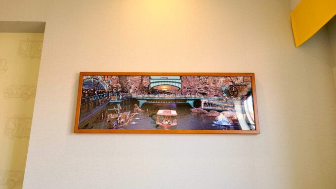 東京ディズニーセレブレーションホテル ディスカバー：東京ディズニーリゾート40周年“ドリームゴーラウンド”ルームに飾られている絵（ミステリアスアイランド）