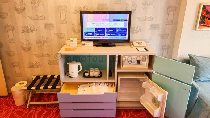 東京ディズニーセレブレーションホテル ウィッシュ：東京ディズニーリゾート40周年“ドリームゴーラウンド”ルームの電気ケトル、煎茶、コップ、パジャマ、セーフティボックス、冷蔵庫