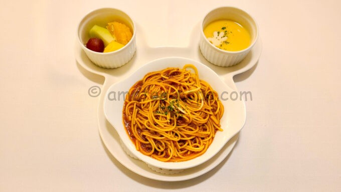 東京ディズニーランドホテルのルームサービス「スパゲッティ・ミートソース（コーンクリームスープとフレッシュフルーツ付）」